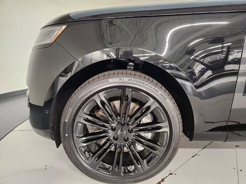 New 2026 Land Rover Range Rover Long Wheelbase SE AWD/4WD image 11