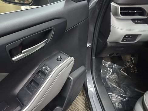 Used 2023 Toyota Highlander XLE AWD/4WD image 28