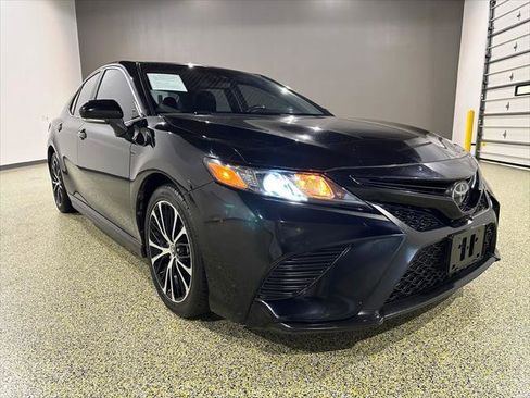 Used 2019 Toyota Camry SE image 1