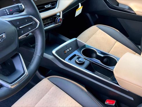 Used 2025 Chevrolet Equinox ACTIV w/ Safety and Technology Package FWD image 17