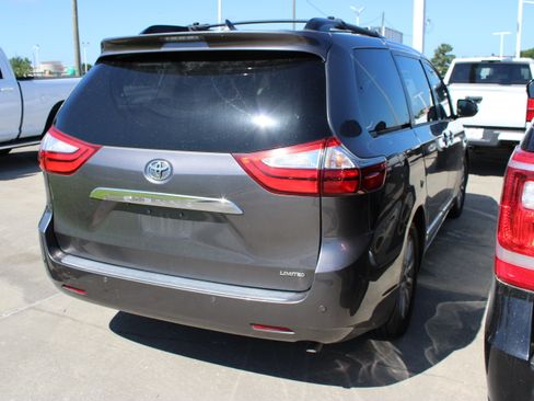 Used 2016 Toyota Sienna Limited Premium FWD image 9