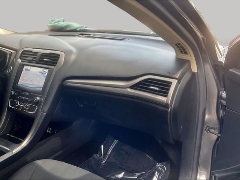 Used 2020 Ford Fusion SE FWD image 19