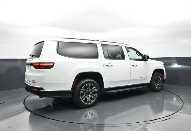 Used 2024 Jeep Wagoneer L Series II RWD image 7
