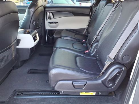 Used 2024 Kia Carnival LX image 18