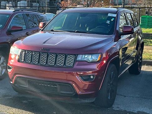 Used 2017 Jeep Grand Cherokee Altitude image 3