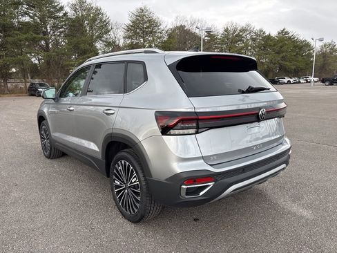 New 2026 Volkswagen Taos SE image 4