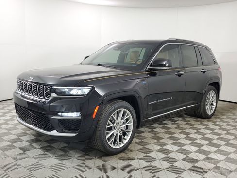 Used 2022 Jeep Grand Cherokee Summit w/ Advanced Protech Group IV AWD/4WD image 4