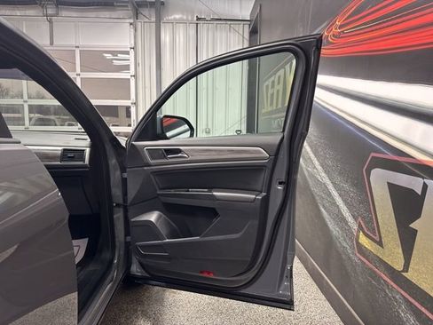 Used 2020 Volkswagen Atlas Cross Sport SE image 28