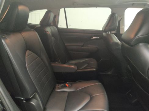 Used 2021 Toyota Highlander XLE FWD image 19