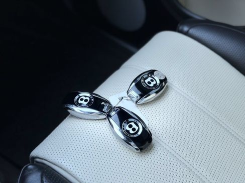 Used 2021 Bentley Bentayga AWD/4WD image 23