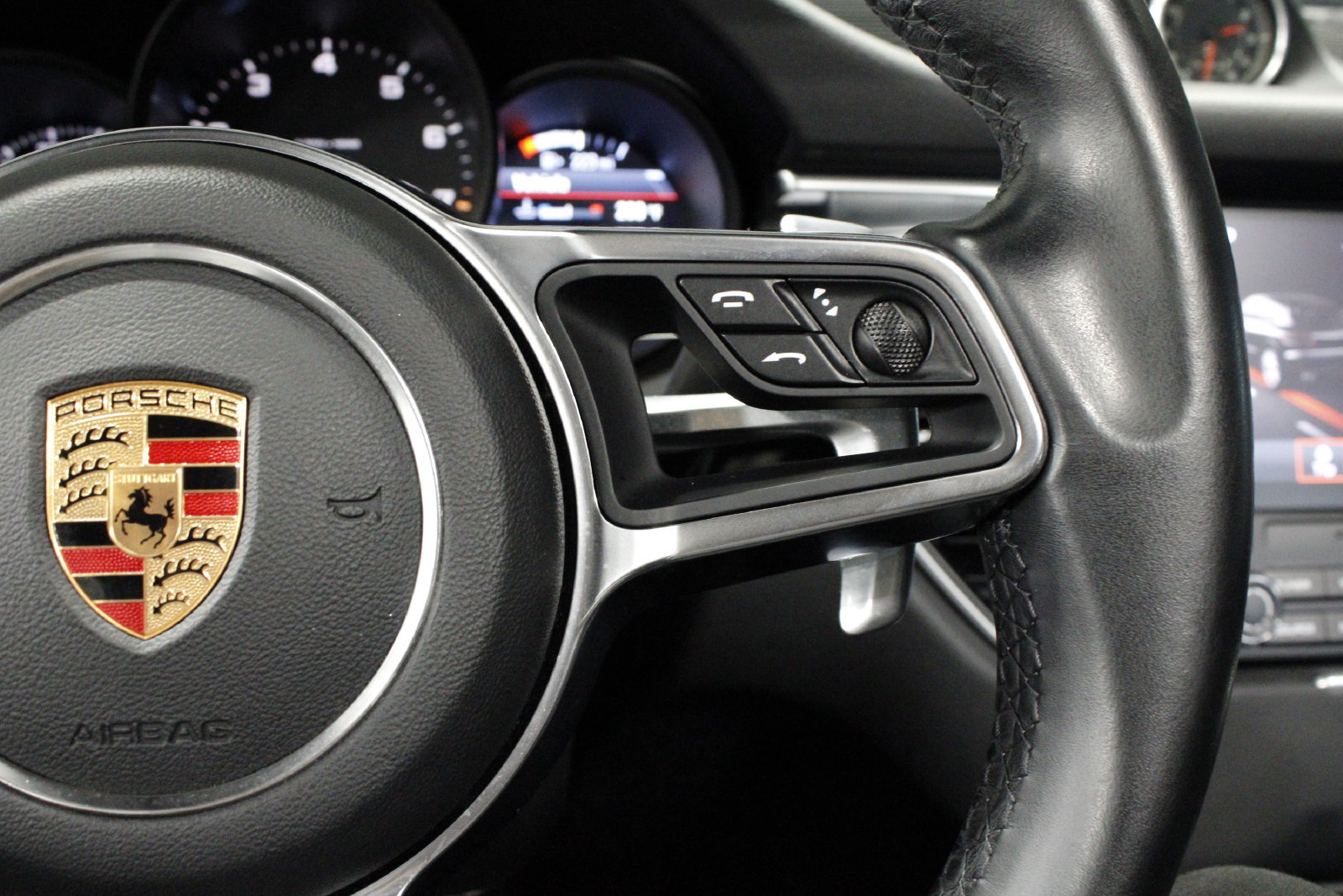 Used 2018 Porsche Macan AWD/4WD image 25