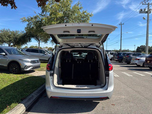 Used 2022 Chrysler Pacifica Limited w/ Uconnect Theater Family Group FWD image 16