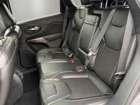 Used 2019 Jeep Cherokee Latitude Plus w/ Comfort/Convenience Group FWD image 10