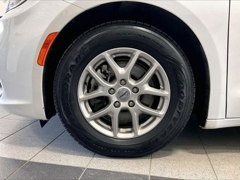 Used 2023 Chrysler Pacifica Touring-L FWD image 7