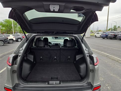 Used 2019 Jeep Cherokee Latitude Plus w/ Cold Weather Group AWD/4WD image 29