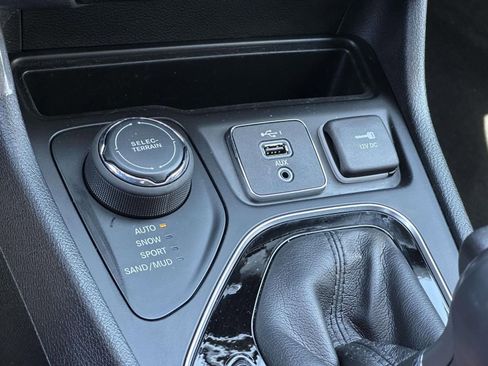 Used 2019 Jeep Cherokee Limited AWD/4WD image 20