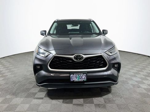 Used 2022 Toyota Highlander XLE AWD/4WD image 2