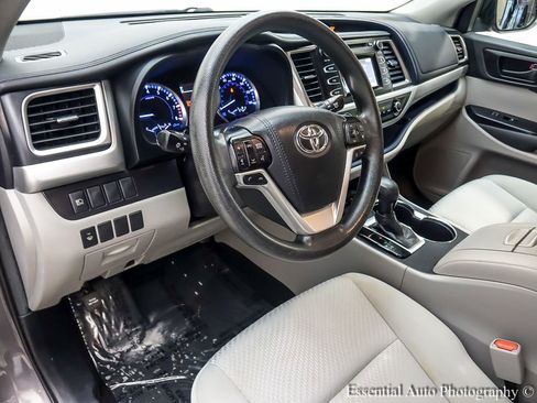 Used 2019 Toyota Highlander LE AWD/4WD image 11
