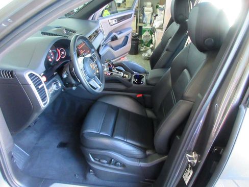 Used 2023 Porsche Cayenne AWD/4WD image 7