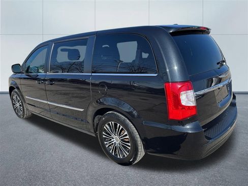 Used 2014 Chrysler Town & Country S image 3