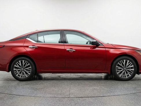 Used 2025 Nissan Altima 2.5 SV FWD image 11