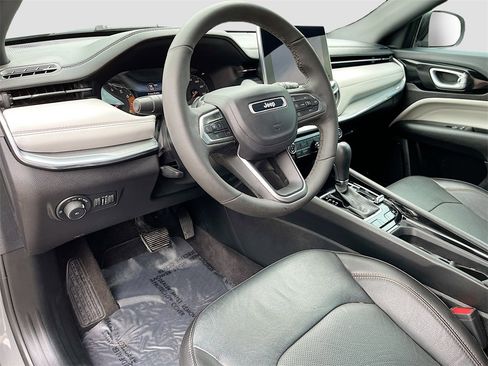 Used 2023 Jeep Compass Limited image 9