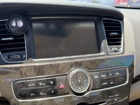 Used 2014 Kia Cadenza Premium w/ Luxury Package FWD image 8