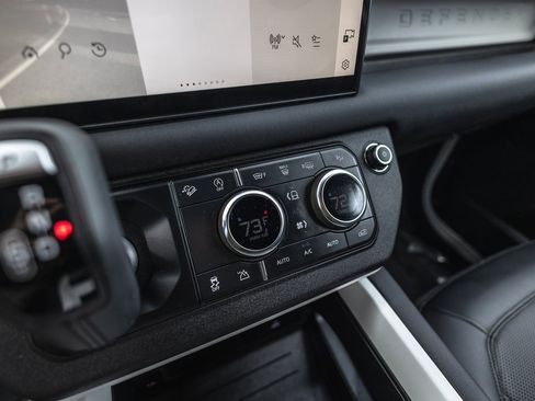 Used 2025 Land Rover Defender 110 S image 15