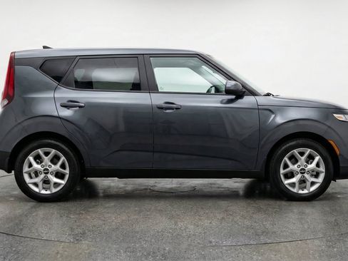 Used 2025 Kia Soul LX w/ LX Technology Package FWD image 11