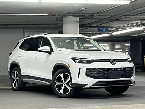 New 2026 Volkswagen Tiguan SE FWD image 2
