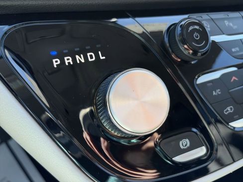 Used 2023 Chrysler Pacifica Touring-L FWD image 19