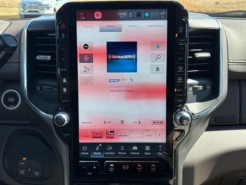 New 2026 RAM 2500 Laramie AWD/4WD image 18