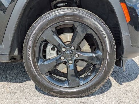 Used 2025 Jeep Grand Cherokee L Limited w/ Black Appearance Package image 10