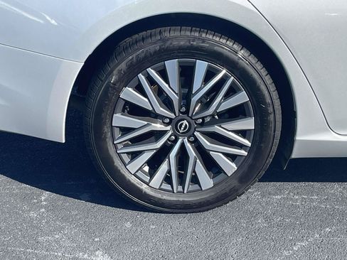 Used 2024 Nissan Altima 2.5 SV FWD image 9