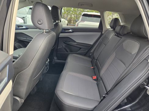 Used 2024 Volkswagen Taos SE image 31