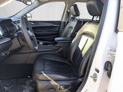 Used 2023 Jeep Grand Cherokee Limited image 16