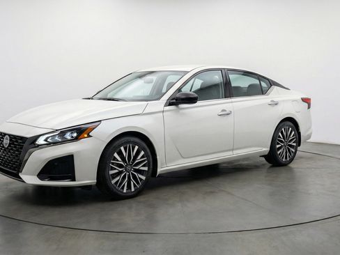 Used 2025 Nissan Altima 2.5 SV FWD image 3
