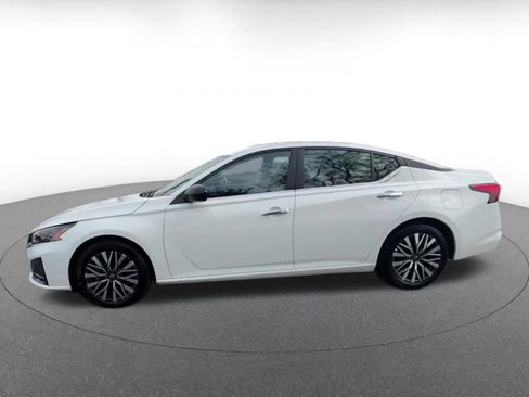 Used 2025 Nissan Altima 2.5 SV FWD image 9