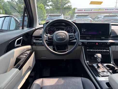 Used 2024 Kia Carnival EX FWD image 6