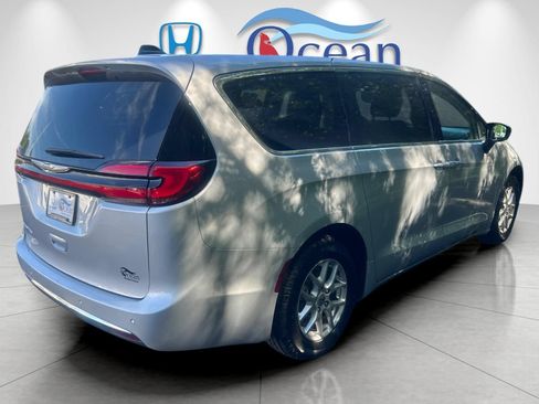 Used 2024 Chrysler Pacifica Touring-L FWD image 3
