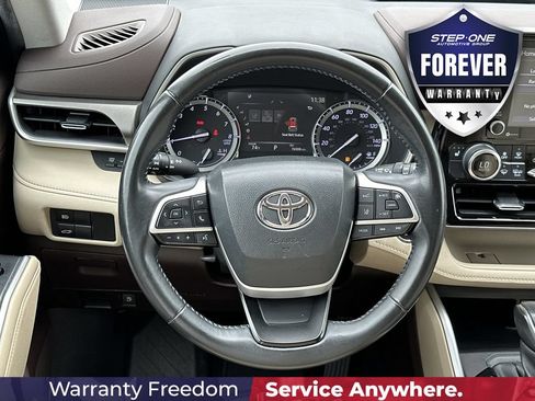 Used 2022 Toyota Highlander XLE FWD image 17
