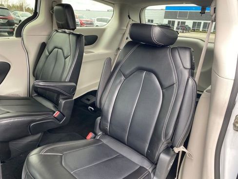 Used 2024 Chrysler Pacifica Touring-L FWD image 15