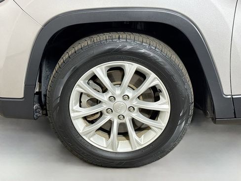 Used 2019 Jeep Cherokee Latitude w/ Popular Appearance Group image 28