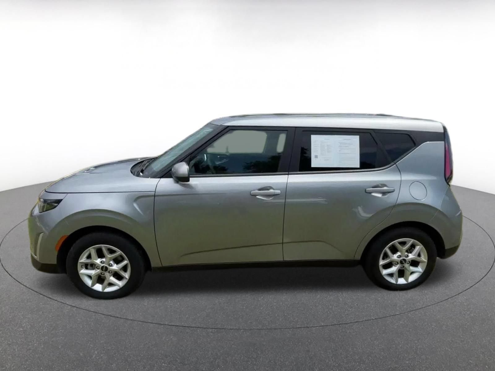 Used 2025 Kia Soul LX w/ LX Technology Package FWD image 8