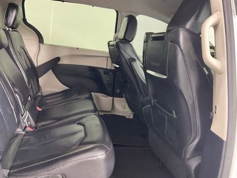 Used 2022 Chrysler Pacifica Touring-L w/ Uconnect Theater Family Group image 22