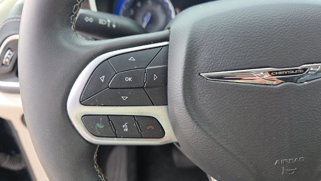 Used 2023 Chrysler Pacifica Limited FWD image 16