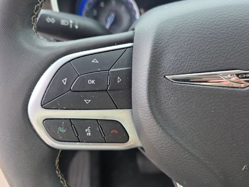 Used 2023 Chrysler Pacifica Limited FWD image 16