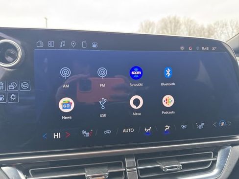 Used 2025 Chevrolet Equinox EV LT w/ Comfort Package image 29