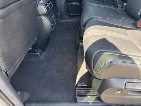 Used 2025 Honda Pilot Touring image 11