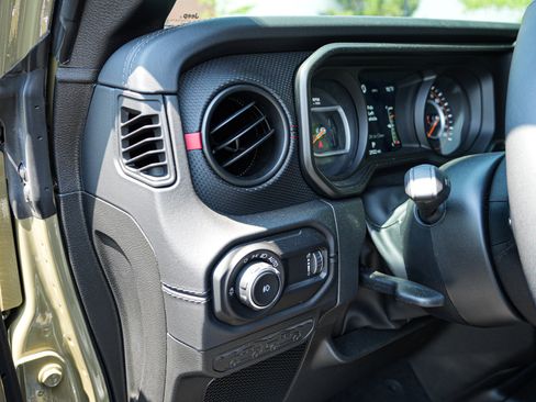 Used 2026 Jeep Wrangler Unlimited Rubicon AWD/4WD image 19